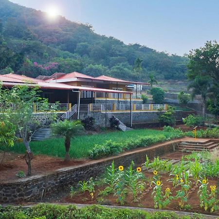 Ekam Lake House By Stayvista With Mountain & Lake Views, Outdoor Jacuzzi, Sauna, Modern Amenities & Kitchen Garden Pune Extérieur photo