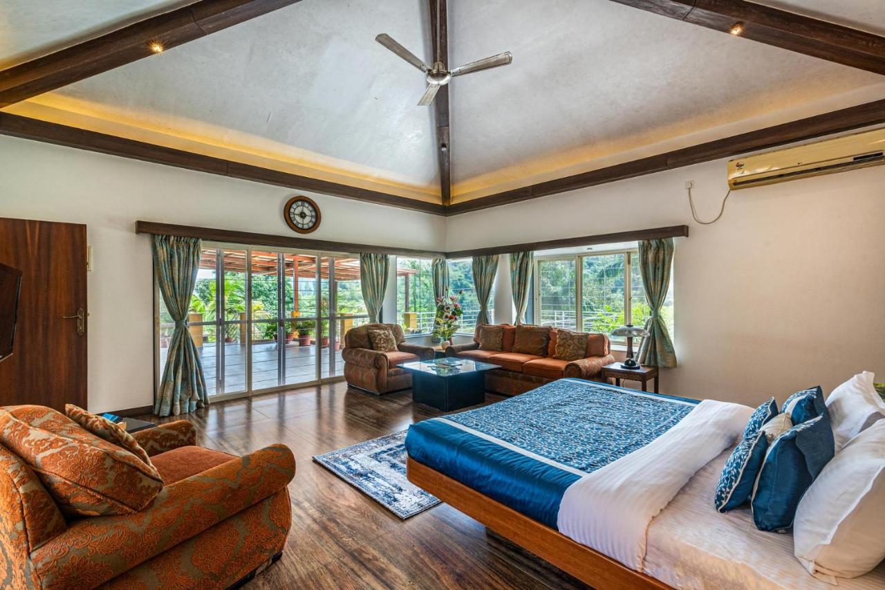 Ekam Lake House By Stayvista With Mountain & Lake Views, Outdoor Jacuzzi, Sauna, Modern Amenities & Kitchen Garden Pune Extérieur photo