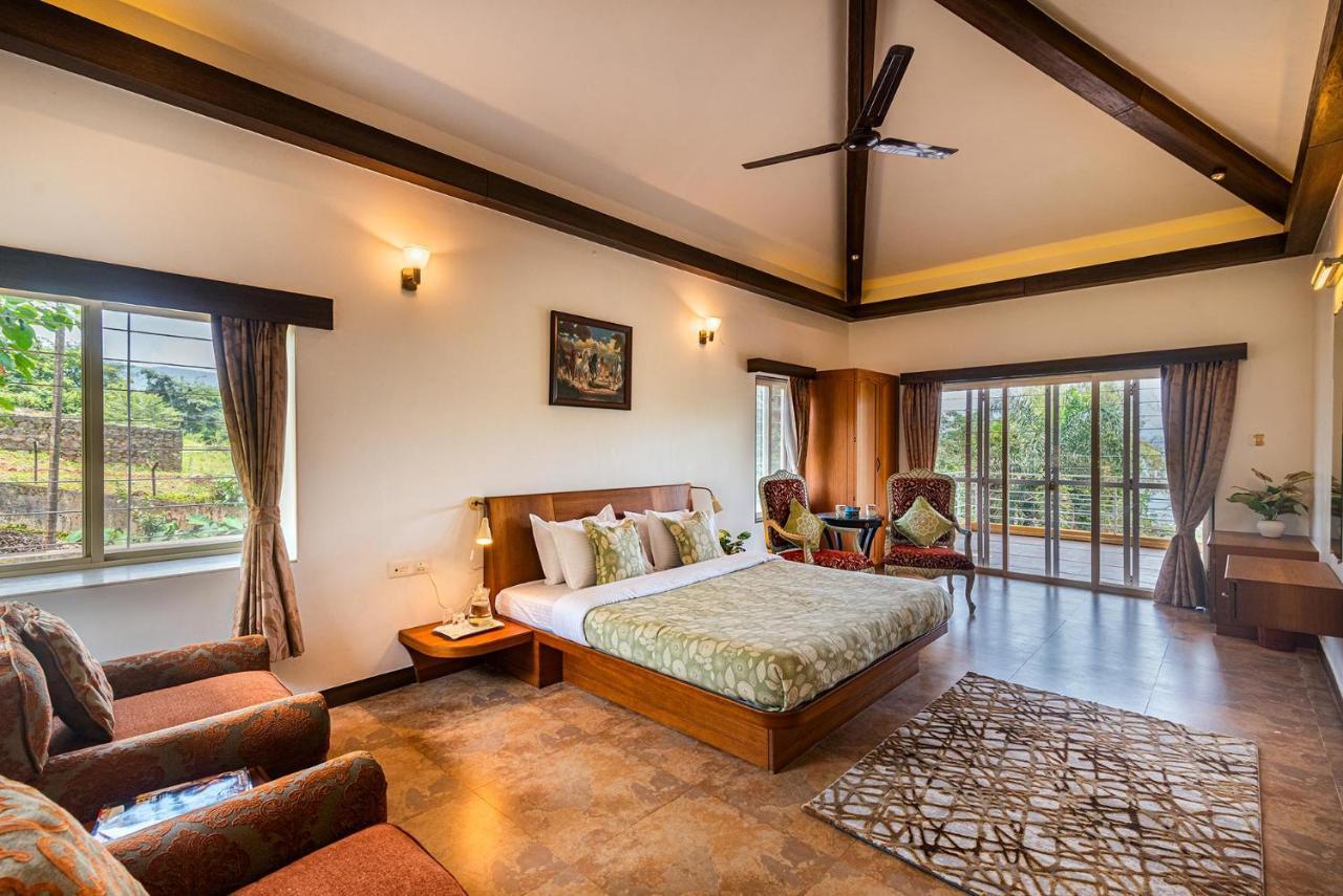 Ekam Lake House By Stayvista With Mountain & Lake Views, Outdoor Jacuzzi, Sauna, Modern Amenities & Kitchen Garden Pune Extérieur photo