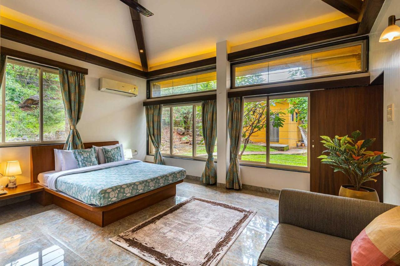 Ekam Lake House By Stayvista With Mountain & Lake Views, Outdoor Jacuzzi, Sauna, Modern Amenities & Kitchen Garden Pune Extérieur photo