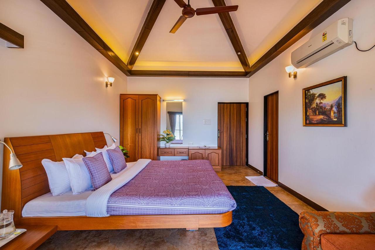 Ekam Lake House By Stayvista With Mountain & Lake Views, Outdoor Jacuzzi, Sauna, Modern Amenities & Kitchen Garden Pune Extérieur photo