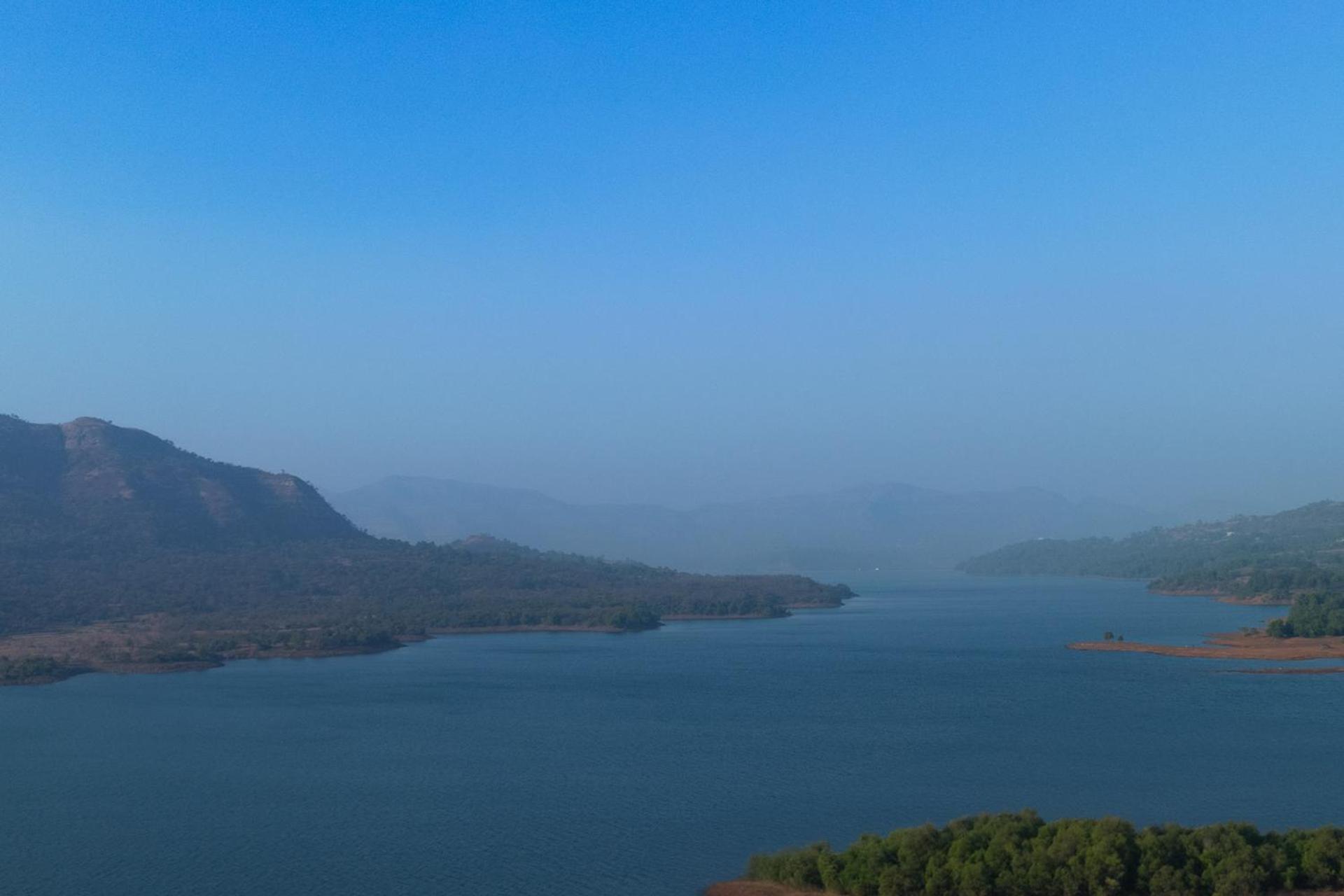 Ekam Lake House By Stayvista With Mountain & Lake Views, Outdoor Jacuzzi, Sauna, Modern Amenities & Kitchen Garden Pune Extérieur photo