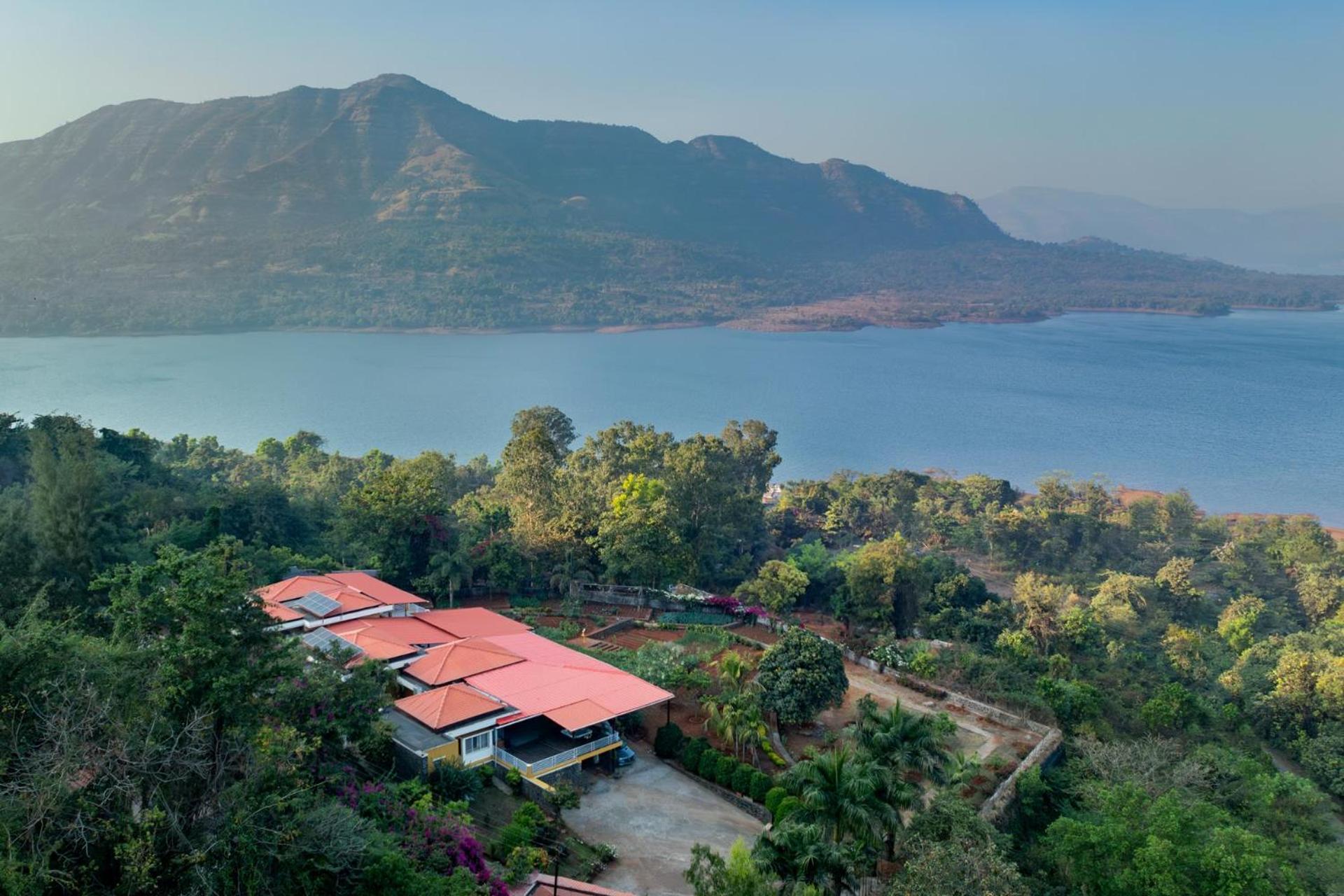 Ekam Lake House By Stayvista With Mountain & Lake Views, Outdoor Jacuzzi, Sauna, Modern Amenities & Kitchen Garden Pune Extérieur photo