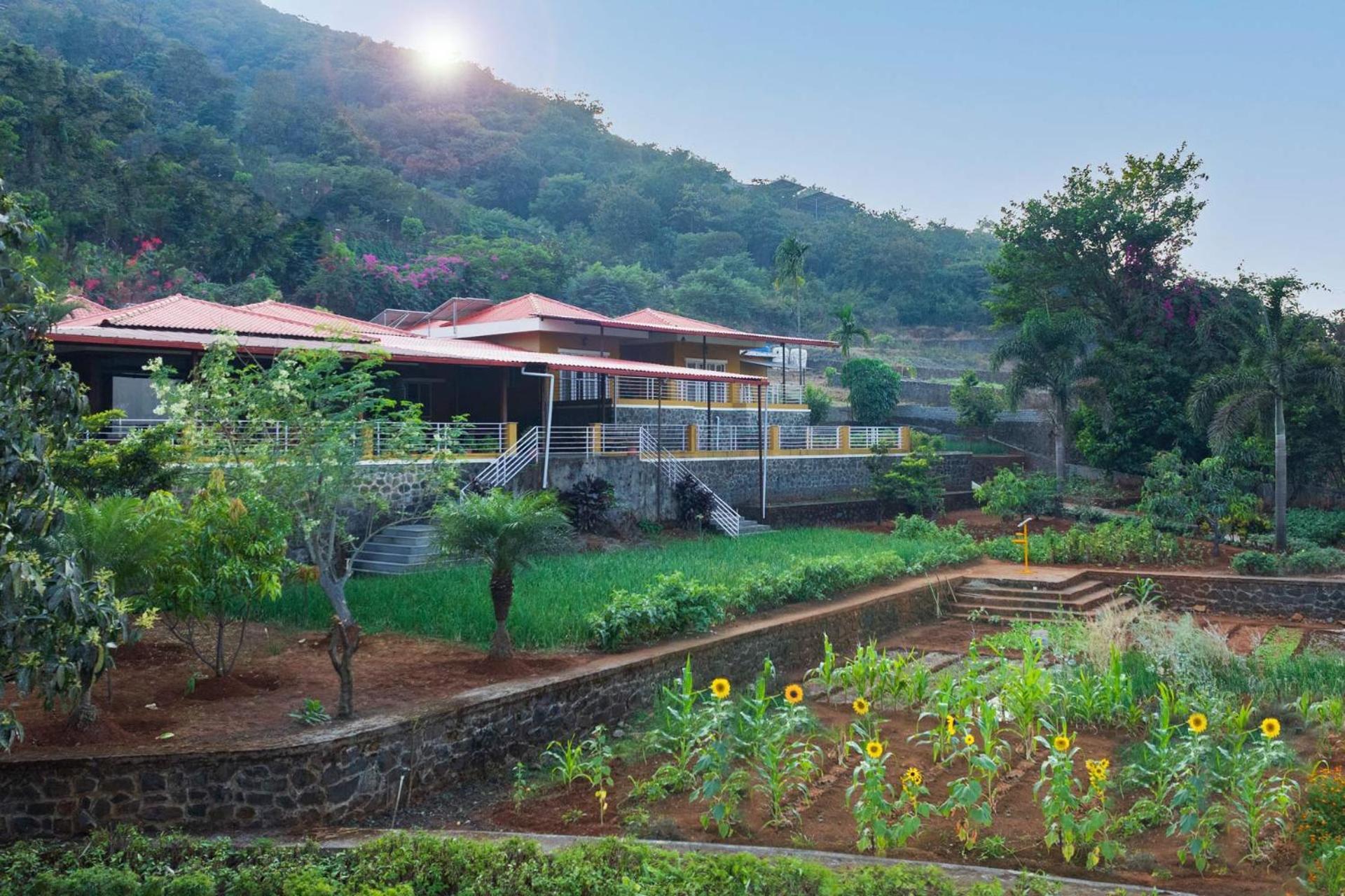 Ekam Lake House By Stayvista With Mountain & Lake Views, Outdoor Jacuzzi, Sauna, Modern Amenities & Kitchen Garden Pune Extérieur photo