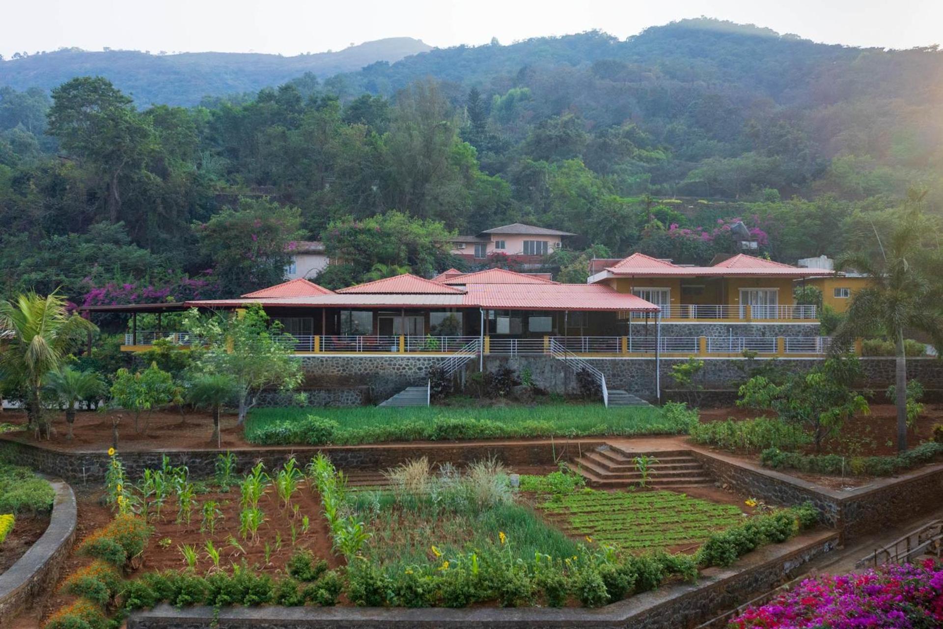 Ekam Lake House By Stayvista With Mountain & Lake Views, Outdoor Jacuzzi, Sauna, Modern Amenities & Kitchen Garden Pune Extérieur photo
