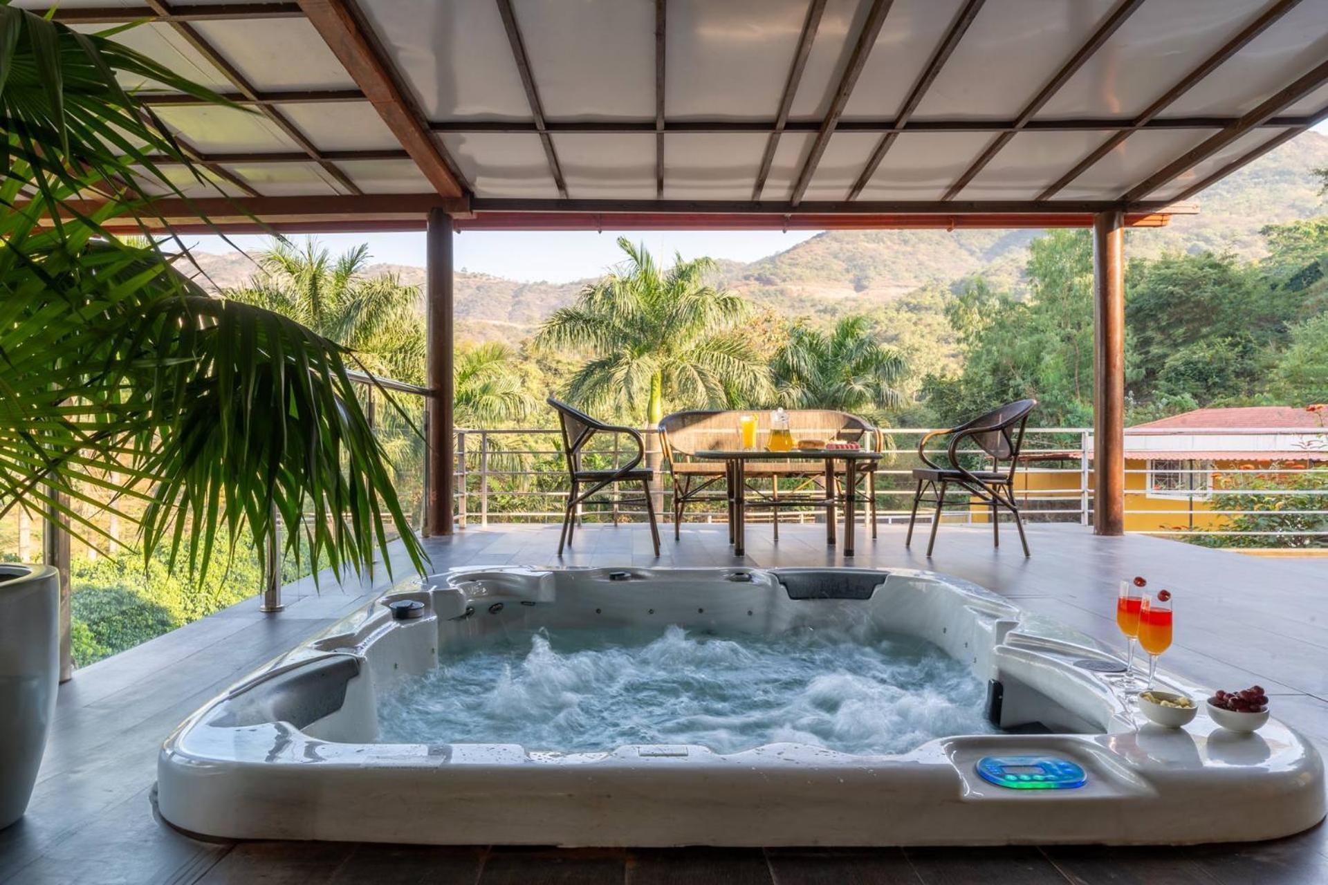 Ekam Lake House By Stayvista With Mountain & Lake Views, Outdoor Jacuzzi, Sauna, Modern Amenities & Kitchen Garden Pune Extérieur photo